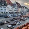 In einer Kolonne zogen die Autos der Fußballfans durch die Innenstadt - verbunden mit Gehupe und teils auch mit krachenden Auspuffen.