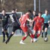 Der VfL Kaufering (schwarze Trikots) feiert einen gelungenen Start in die Punktrunde der Landesliga nach der Winterpause. 