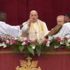 Papst Franziskus erteilt den Segen «Urbi et Orbi» von der zentralen Loge des Petersdoms.