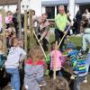 Landrätin Eva Treu und Bürgermeister Willibold Graf beim Baumpflanzen mit den Kindern des Oberrother Kindergartens.