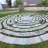 Bei der Kirche St. Margaretha im Neu-Ulmer Stadtteil Reutti gibt es jetzt ein steinernes Labyrinth. 