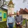 Pfarrer Hans Borchardt (links) und Andreas Bülow freuen sich darauf, dass die Glocken der St. Lukas-Kirche bald wieder läuten. 