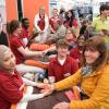 Azubis der Höchstädter Berufsfachschule für Sozialpflege verwöhnten Besucherinnen am Stand des Landkreises Dillingen mit einer Handmassage. 