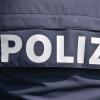 Jugendliche haben laut Polizeibericht drei Stühle vor einem Eiscafé am Wertinger Marktplatz gestohlen. 