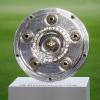 Die Meisterschale ist vor Spielbeginn auf einem Podest zu sehen. Bayer Leverkusen kann bereits am Sonntag den Titel gewinnen.