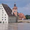 Hochwasser in Regensburg an der  Steinernen Brücke.