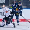 Nikolaus Heigl (r) von München und Justin Feser von Wolfsburg kämpfen um den Puck.