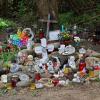 Kreuze, Figuren, Kerzen und Blumen stehen an der Stelle, wo der sechsjährige getötete Joel gefunden wurde.