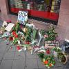 Blumen, Kerzen und Schilder liegen und stehen an dem Ort, an dem am 02.05.2022 ein Mann nach einer Polizeikontrolle gestorben ist.