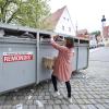 Daniela Böhm entsorgt Altpapier und Pappe an der frei zugänglichen Containersammelstelle am Inselbad in Landsberg.