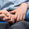 Füreinander da sein: Menschen, die sich im Hospiz engagieren, halten manchmal einfach nur die Hand. 