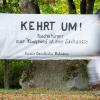 Ein Banner mit der Aufschrift «Kehrt um! Reichsbürger euer «Königsweg» ist eine Sackgasse».