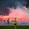 Bochumer Fans brannten während der Partie in Dortmund Bengalische Feuer ab.