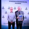 Schiedsrichter Jürgen Hajek (links) wurde zum neuen Ehrenmitglied ernannt. Herbert Möckl gehört den Augsburger Schiedsrichtern bereits seit 60 Jahren an.
