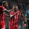 Die früheren Bayern-Profis Jerome Boateng (l-r) und Rafinha diskutieren mit Schiedsrichter Danny Makkelie. Er leitet am Mittwoch das Spiel gegen Arsenal.