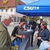 CSU-Europakandidatin Martina Fischer (Zweite von rechts) kommt am Stand ihrer Partei mit den Bürgerinnen und Bürgern ins Gespräch - und verteilt als kleines Geschenk Sonnenblumensamen.