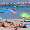 Menschen verbringen einen Sommertag am Strand Arenal.