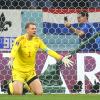 Deutschlands Torwart Manuel Neuer kniet nach einem Gegentor auf dem Rasen.