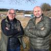 Josef Stöckle (links) und Heiko Mohr bereiten eine Protestaktion gegen den Bahnausbau Ulm–Augsburg an der Autobahnkapelle in Adelsried vor. 