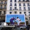 Was im Sommer für ein paar Wochen das Leben in Paris bestimmen wird, ist schon jetzt auf großflächigen Plakaten in der Stadt zu sehen.