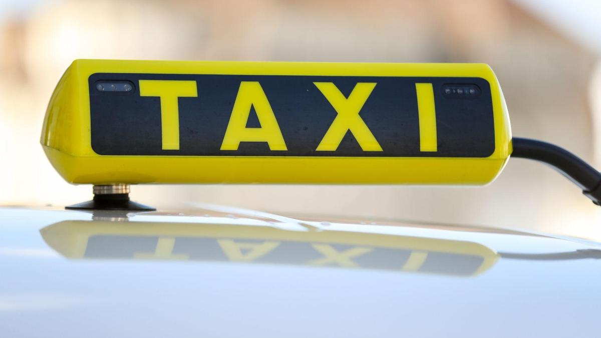 Ziemlich-dreist-Fahrgast-stiehlt-Geld-von-Taxifahrer-w-hrend-Polizeikontrolle