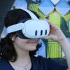 Mit einer VR-Brille können sich Besucher des hybriden Showrooms an der THI zum Thema Fliegen in der Stadt auf einen digitalen Rundgang begeben.