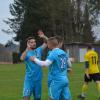 Kevin Makowski (rechts) hatte den SC Cosmos Aystetten gegen den TSV Ottobeuren schon nach drei Minuten in Fpührung gebracht. Spielertrainer Patrick Wurm gratuliert. Foto: Oliver Reiser