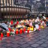 Nach dem Tod des Polizisten in Mannheim legten viele Menschen am Tatort Blumen nieder und zündeten Kerzen an.