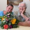Als "großartige Frau" bezeichnet Martha Schuster  (links) ihre Nachbarin Mathilde Schäfer und überrascht die 93-Jährige darum mit Blumen