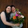 Tochter Kathrin Mayr (links im Bild) überraschte ihre Mama Manuela mit Blumen zum Muttertag. 