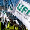 Flugbegleiter der Unabhängigen Flugbegleiter Organisation UFO haben sich bei einem Streik zu einer Kundgebung vor dem Terminal am Münchner Flughafen versammelt.