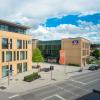 Der Gebäudekomplex der VR-Bank Neu-Ulm in Weißenhorn hat nach Angaben des Bankenvorstands einen positiven CO2-Fußabdruck. Es wird demnach dort mehr Energie selbst produziert als verbraucht.