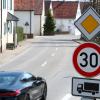 Anwohner der Ortsdurchfahrt von Emershofen melden Probleme mit Gehwegverfall und fordern bessere Sichtverhältnisse an den Grundstückseinfahrten. 