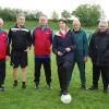 Aufstellen zum Teamfoto: Der Zweite Vorsitzende des SC Feldkirchen Klaus Färber (Zweiter von rechts) und Martin Steininger, Gehfußballbeauftragter des Bayerischen Fußball-Verbandes, mit einen „Walking Football“-Spielern des Vereins. Foto: Reinhard Köchl 