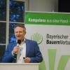 Referent Christian Bürger von der Münchner Geschäftsstelle des Bayerischen
Bauernverbands sprach bei der Ortsobmänner-Versammlung über Perspektiven der erneuerbaren Energien in der Landwirtschaft.