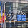 Die Flaggen der europäischen Mitgliedsstaaten wehen vor dem Gebäude des Europäischen Parlaments.