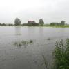 Wasser, Wasser, Wasser: In weiten Teilen des Landkreises gingen nach Dauerregen am Samstag Flüsse und Bäche über die Ufer. Straßen, Dörfer und Wiesen wurden überflutet. Unser Bild entstand bei Pfaffenhausen.
