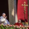 Papst Franziskus (l) erscheint am Ende der Ostermesse in der Hauptloge des Petersdoms im Vatikan.