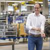 Renk-COO Emmerich Schiller ist Mitglied der Geschäftsführung der Firma. Unser Bild zeigt den Manager in der Produktionshalle für Panzergetriebe am Standort Augsburg.