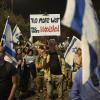 Auch innerhalb Israels sind die Proteste gegen Netanjahus Regierung wieder aufgeflammt. Die Demonstranten werfen dem Ministerpräsidenten und seinen rechtsextremen Koalitionspartnern vor, Israel in den Abgrund zu treiben.   