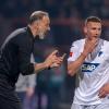 Hoffenheims Trainer Pellegrino Matarazzo gibt Hoffenheims Pavel Kaderabek Anweisungen.