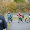Drei Seniorinnen nehmen an einem Fahrsicherheitstraining der Polizei in Niedersachsen teil. Solch ein Training gibt es jetzt auch in Neusäß.