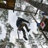 Ein Aktivist der Initiative «Tesla stoppen» hängt an einem Seil unter einem Baumhaus in einem Wald nahe der Tesla-Gigafactory Berlin-Brandenburg.