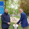 Bürgermeister Roland Eichmann und Bernhard Mögele von den Stadtwerken Friedberg bei der Einweihung des neuen Trinkwasserbrunnens im Stadtgarten. 