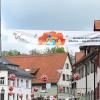 Plakate und Blumenkugeln schmücken die Altstadt von Wangen im Allgäu und weisen auf die Landesgartenschau hin.
