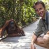 Der Wissenschaftler und Arzt Dr. Dr. Bernhard Lohr mit einem "Waldmenschen" (Orang Utan)