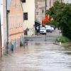 Die Donau fließt in der Altstadt an den Häusern entlang.