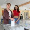 Das erste Mal an der Wahlurne: Anna und Rosali (von links) gaben in Diedorf ihre Stimme ab.