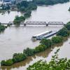 Zwei Schiffe liegen im Hochwasser der Donau. In Bayern herrscht nach heftigen Regenfällen vielerorts weiter Land unter.