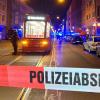 Ein Polizist steht mit einer Maschinenpistole neben einer Straßenbahn hinter einer Polizeiabsperrung. Bei Schüssen in der Nürnberger Südstadt war Ende Oktober 2022 ein Mann gestorben und ein weiterer schwer verletzt worden.